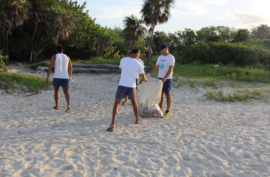 Beach Cleaning with Dolphinaris – 2017