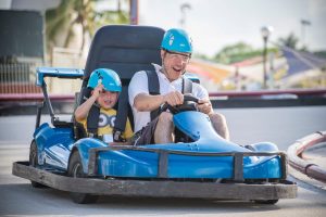 padre e hijo en la pista de go karts en ventura park cancun