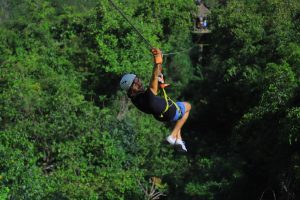 chico haciendo tirolesas en cancun y riviera maya