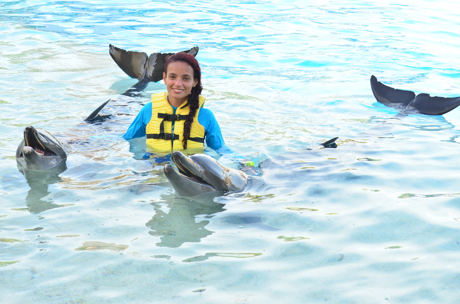 Dolphinaris nadar con delfines en Cancún, una triple aventura