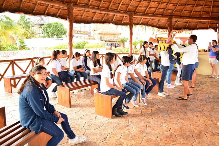 Dolphinaris apoya la educación en México