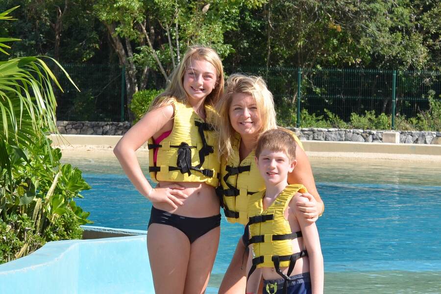 Cancún la mejor opción de viaje para nadar con delfines junto a los niños