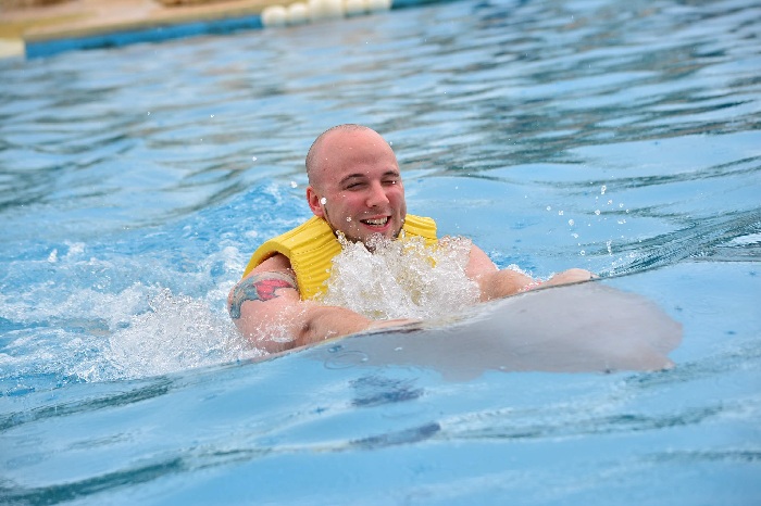 Aunque llueva en Cancún también se puede nadar con delfines.