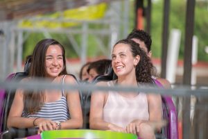 chicas en una montaña rusa en cancun